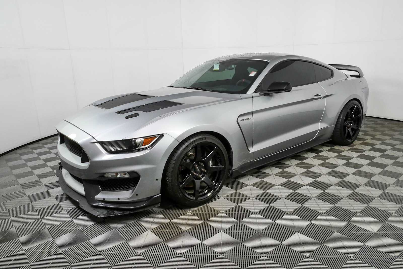 Used 2020 Ford Mustang Shelby GT350R w/ GT350R Equipment Group 920A RWD image 24