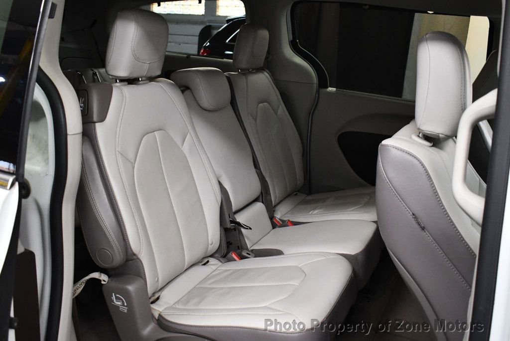 Used 2017 Chrysler Pacifica Touring-L image 16