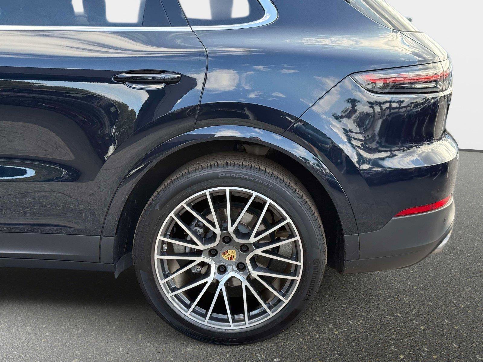 Used 2022 Porsche Cayenne w/ Premium Package image 15