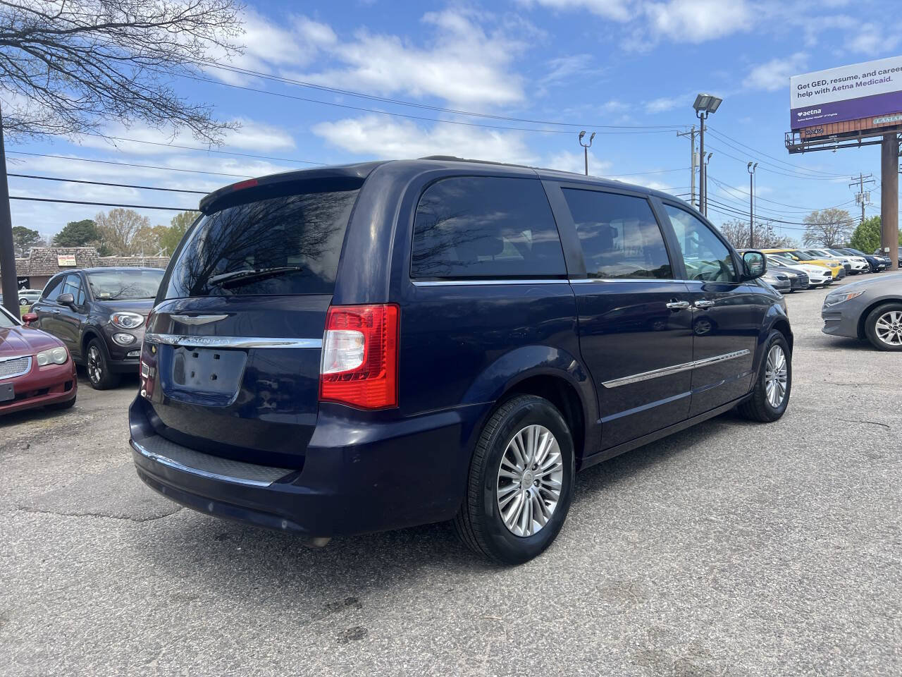 Used 2013 Chrysler Town & Country Touring-L w/ Entertainment Group #2 FWD image 5