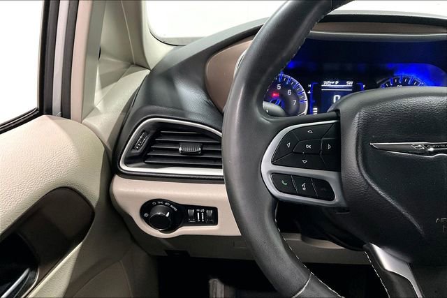 Used 2022 Chrysler Voyager LX image 11