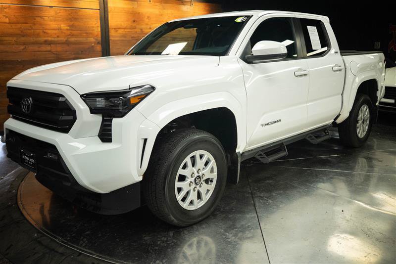 Used 2025 Toyota Tacoma SR5 AWD/4WD image 2