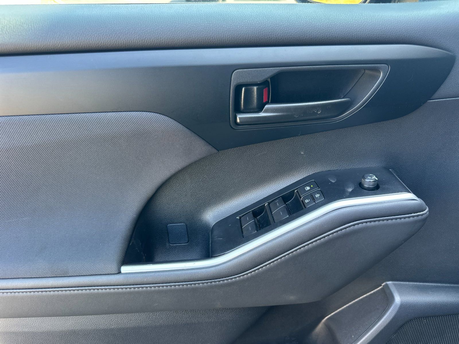 Used 2025 Toyota Highlander LE image 10