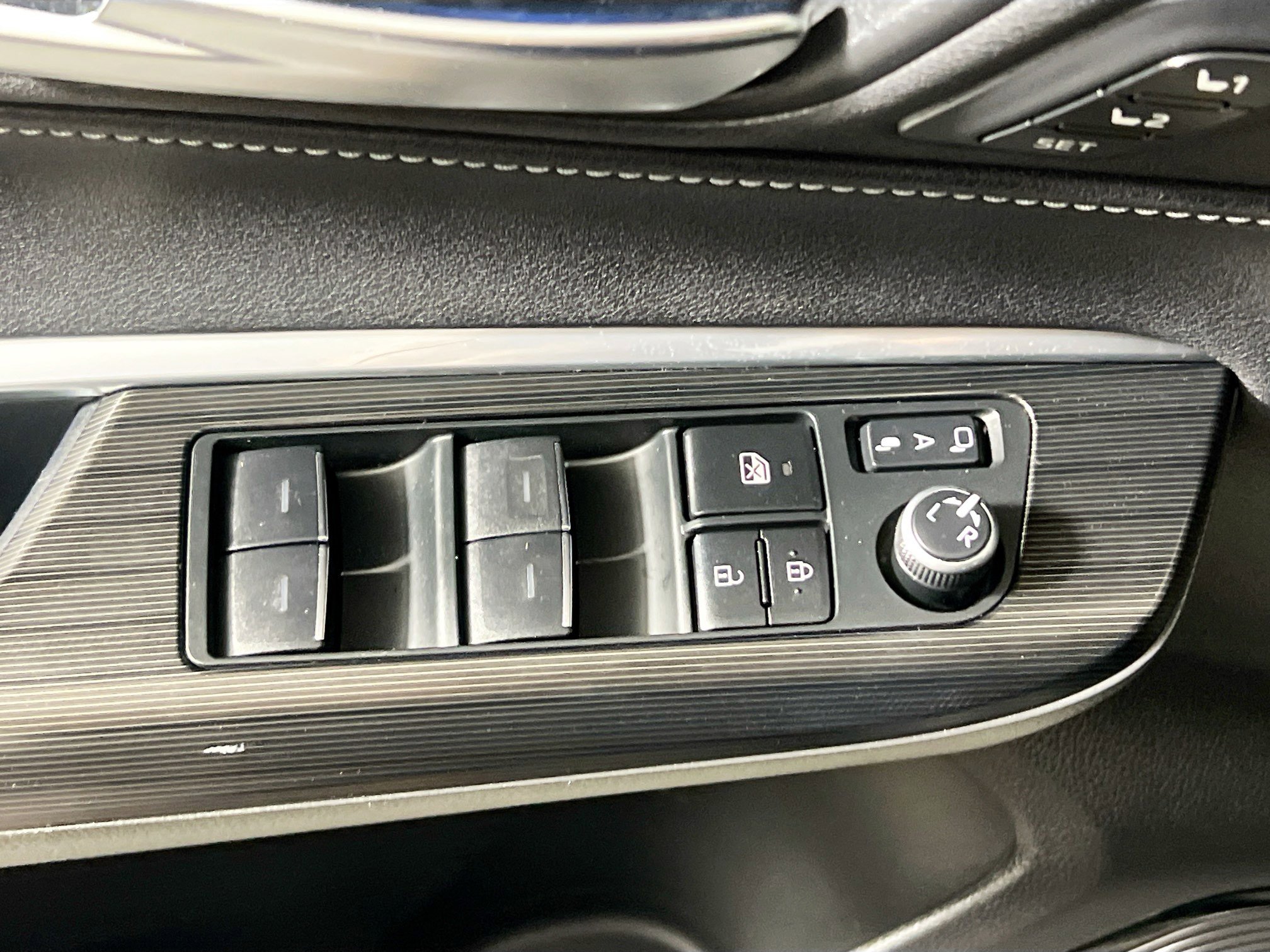 Used 2023 Toyota Venza Nightshade AWD/4WD image 16