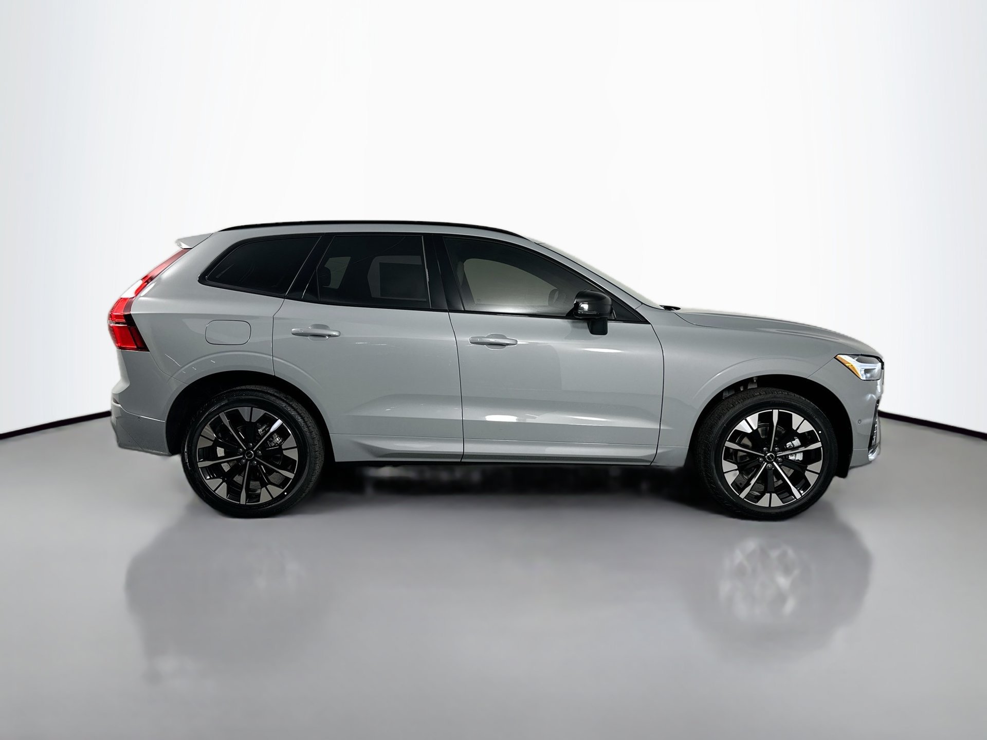 New 2026 Volvo XC60 B5 Plus w/ Protection Package Premier AWD/4WD image 5