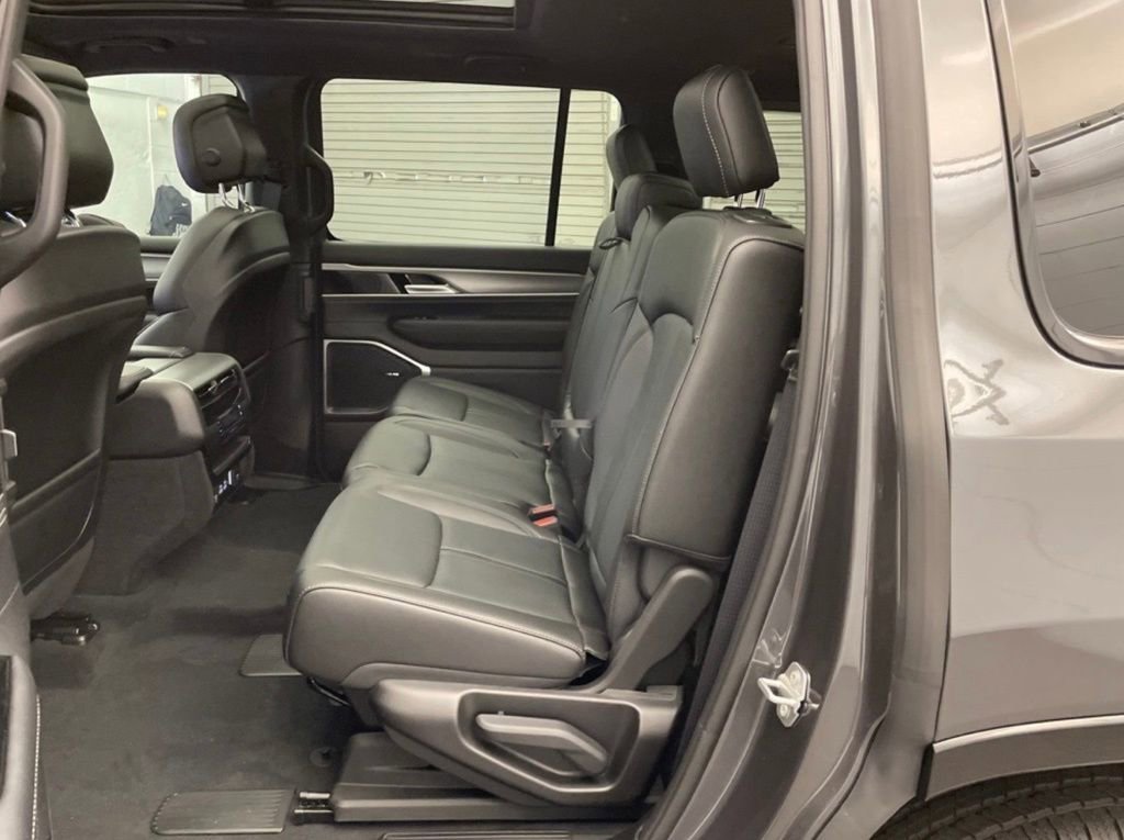 New 2025 Jeep Wagoneer 4WD w/ Premium Group I image 20