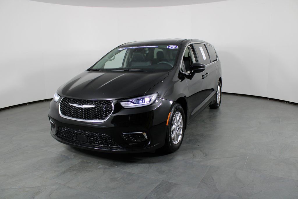 Used 2024 Chrysler Pacifica Touring-L image 2