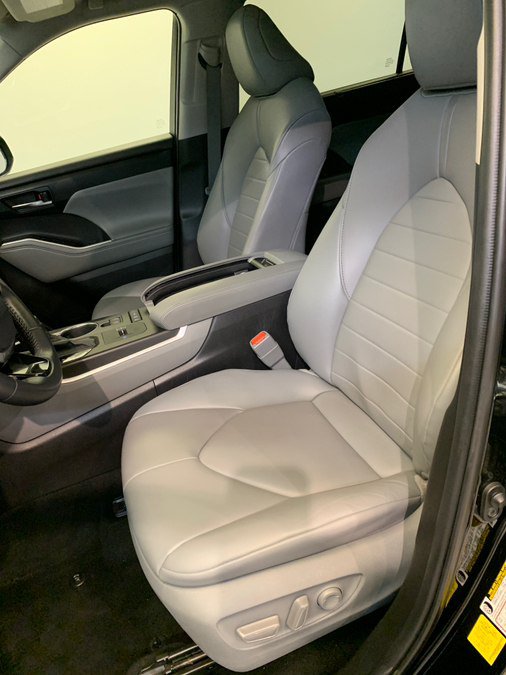 Used 2021 Toyota Highlander XLE AWD/4WD image 17