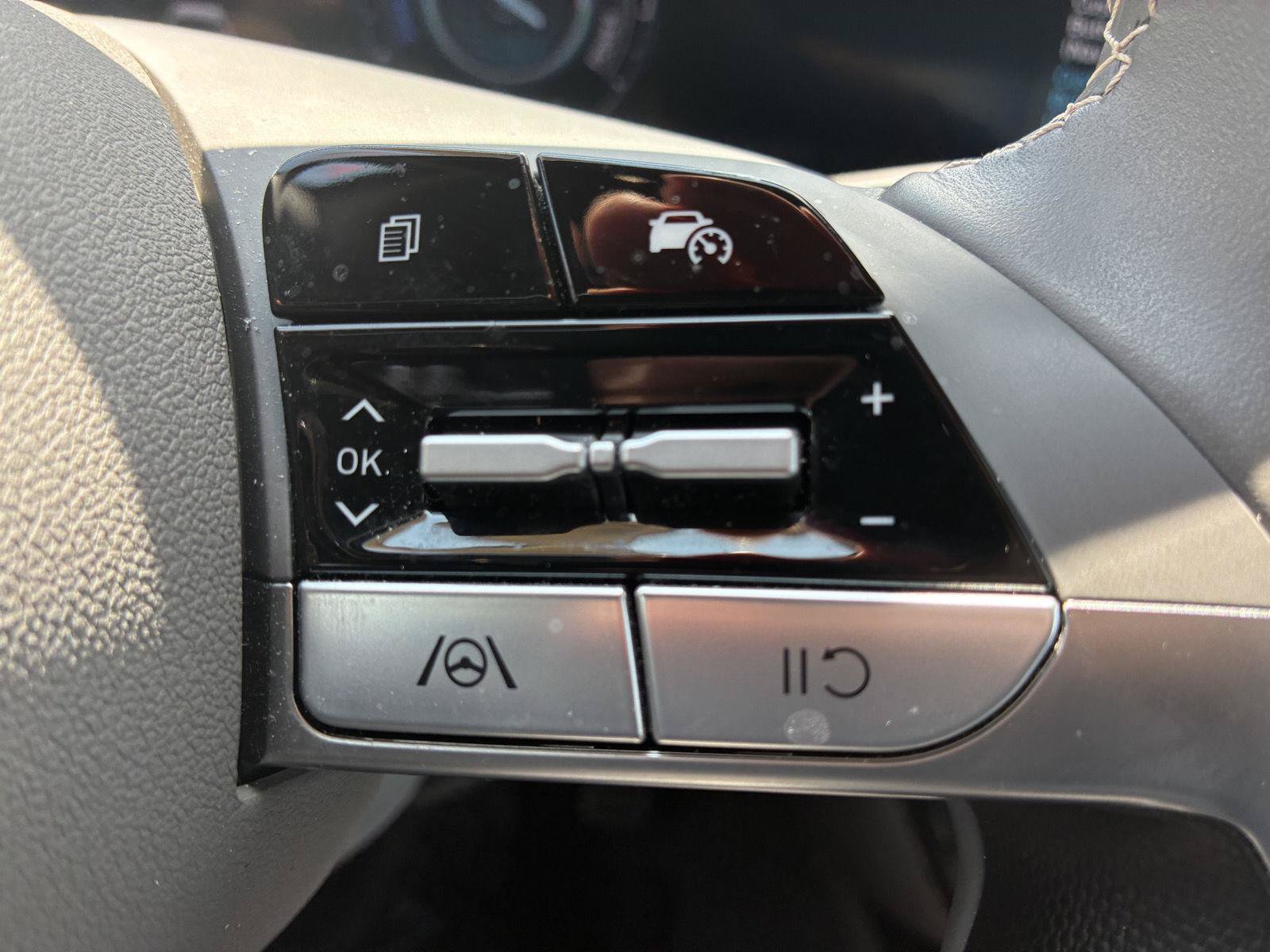 Used 2025 Hyundai Elantra SEL FWD image 19