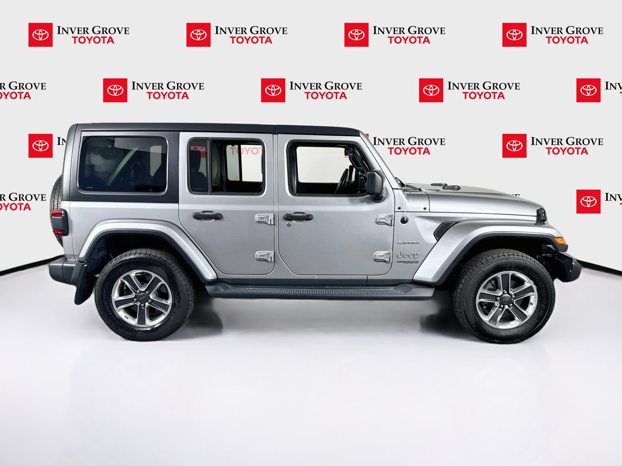 Used 2018 Jeep Wrangler Unlimited Sahara w/ Uconnect 4C Nav & Sound Group AWD/4WD image 4