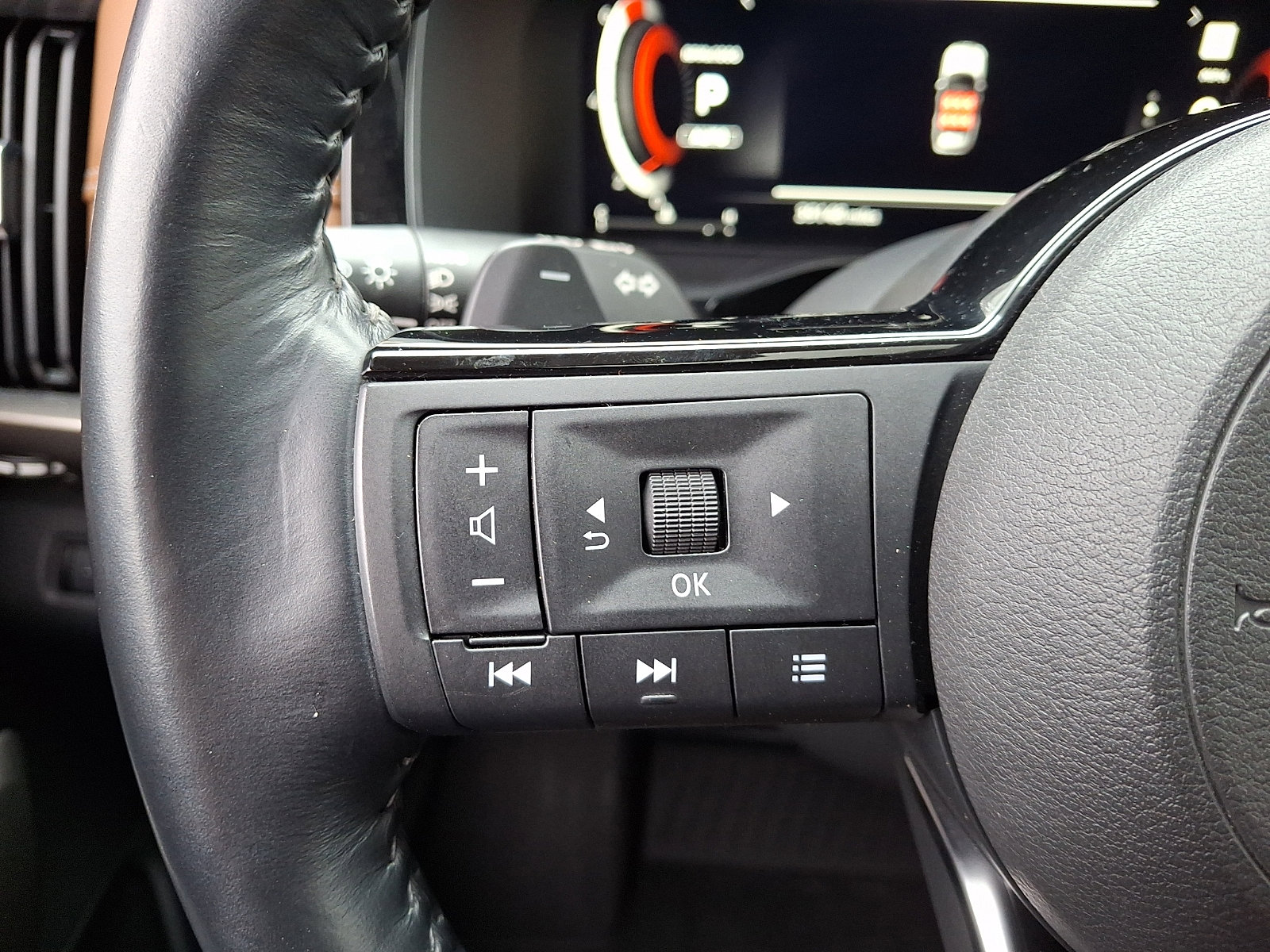 Used 2023 Nissan Pathfinder Platinum w/ Cargo Package image 23