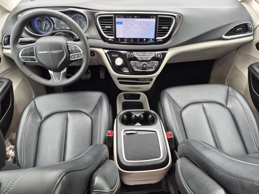 Used 2024 Chrysler Pacifica Touring-L FWD image 28