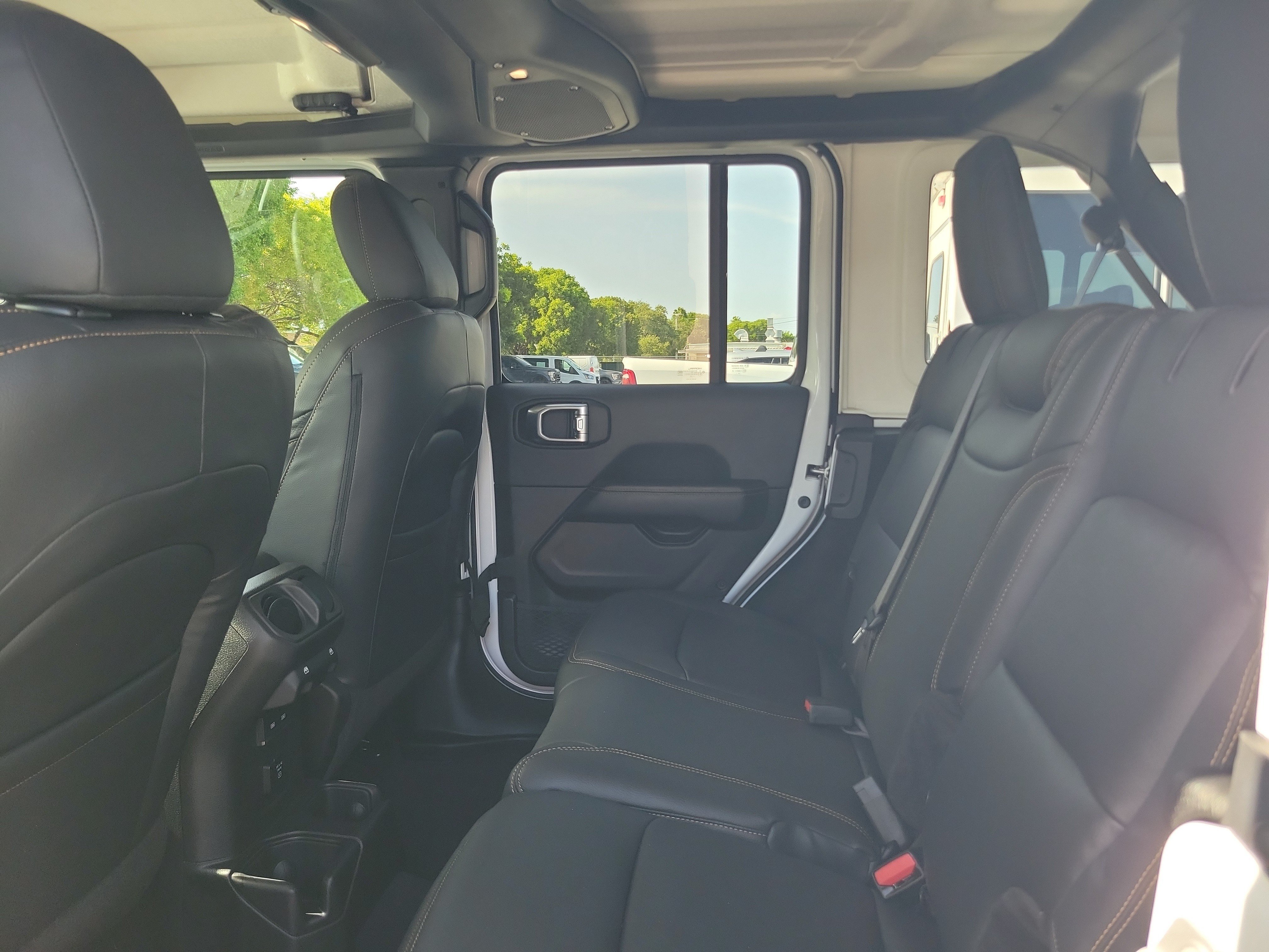 Used 2025 Jeep Wrangler Unlimited Sahara AWD/4WD image 12