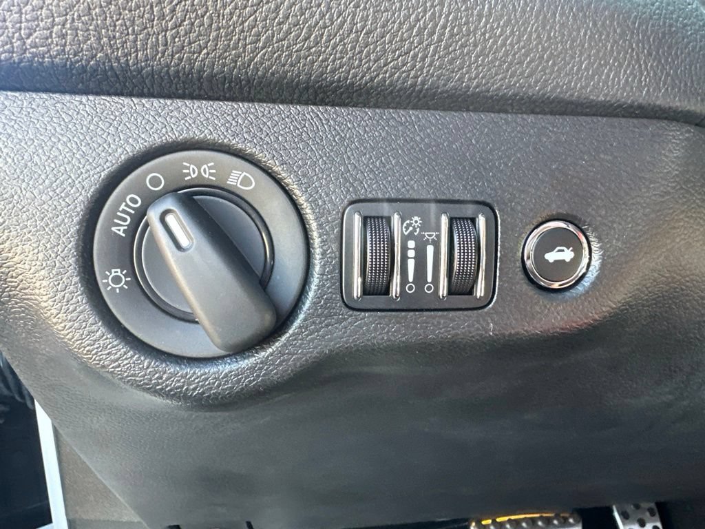 Used 2015 Dodge Challenger SRT Hellcat RWD image 9