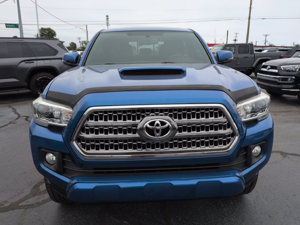 Used 2017 Toyota Tacoma TRD Sport AWD/4WD image 8