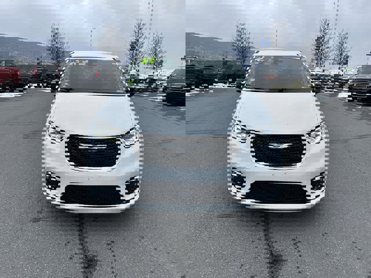 Used 2024 Chrysler Pacifica Touring-L image 2