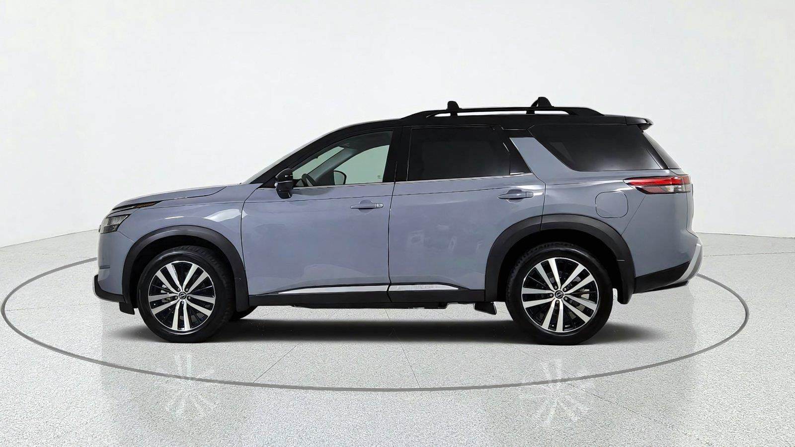 Used 2024 Nissan Pathfinder Platinum FWD image 4