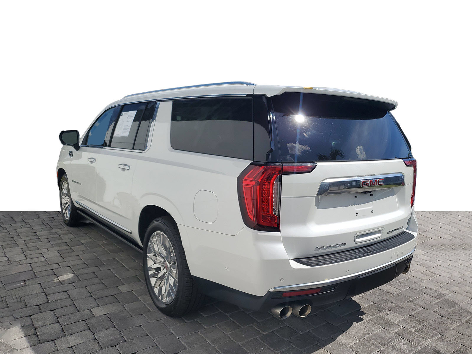 Used 2024 GMC Yukon XL Denali w/ Denali Reserve Package AWD/4WD image 3