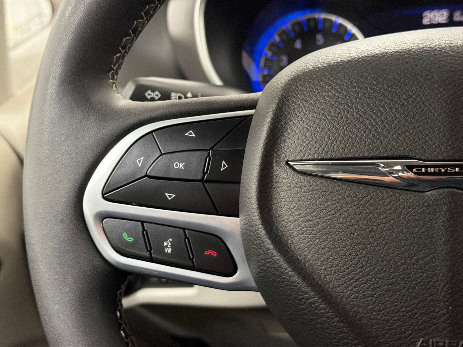 Used 2024 Chrysler Pacifica Touring-L FWD image 24