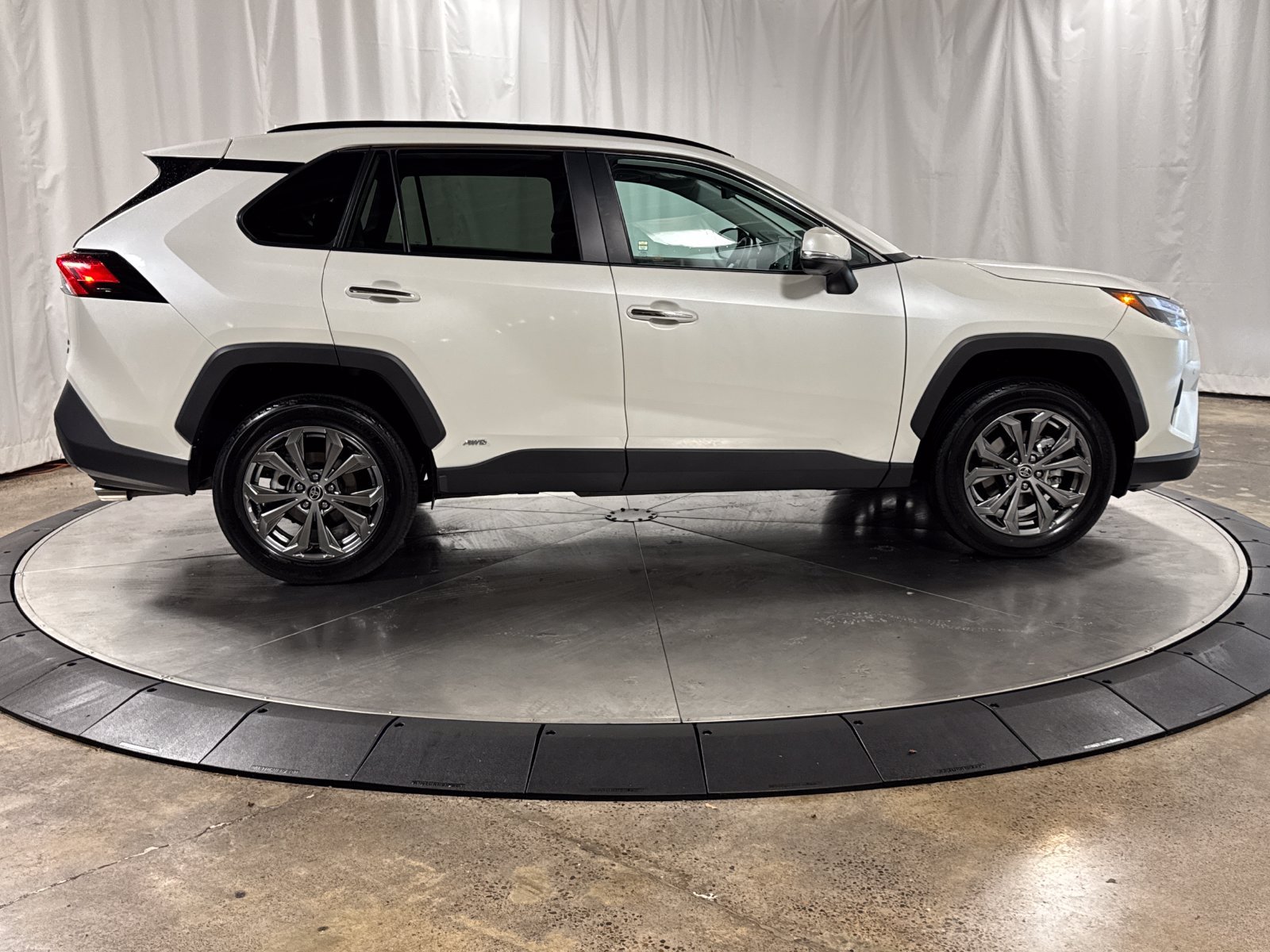 Used 2022 Toyota RAV4 Limited AWD/4WD image 9