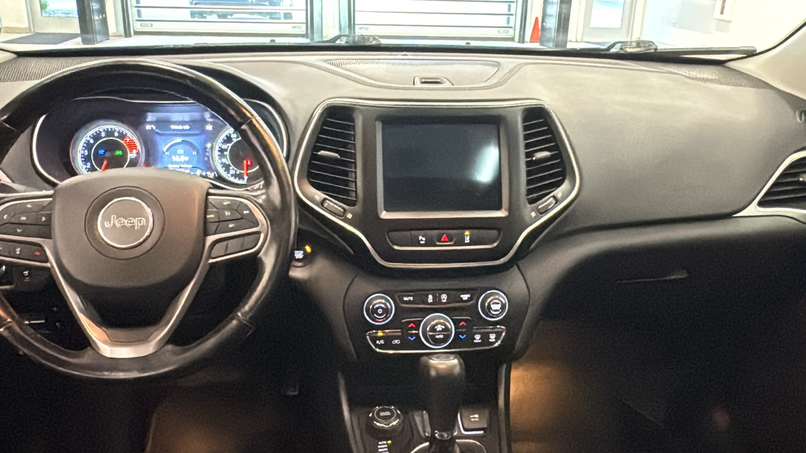 Used 2021 Jeep Cherokee Latitude Lux w/ Sun & Sound Group AWD/4WD image 11