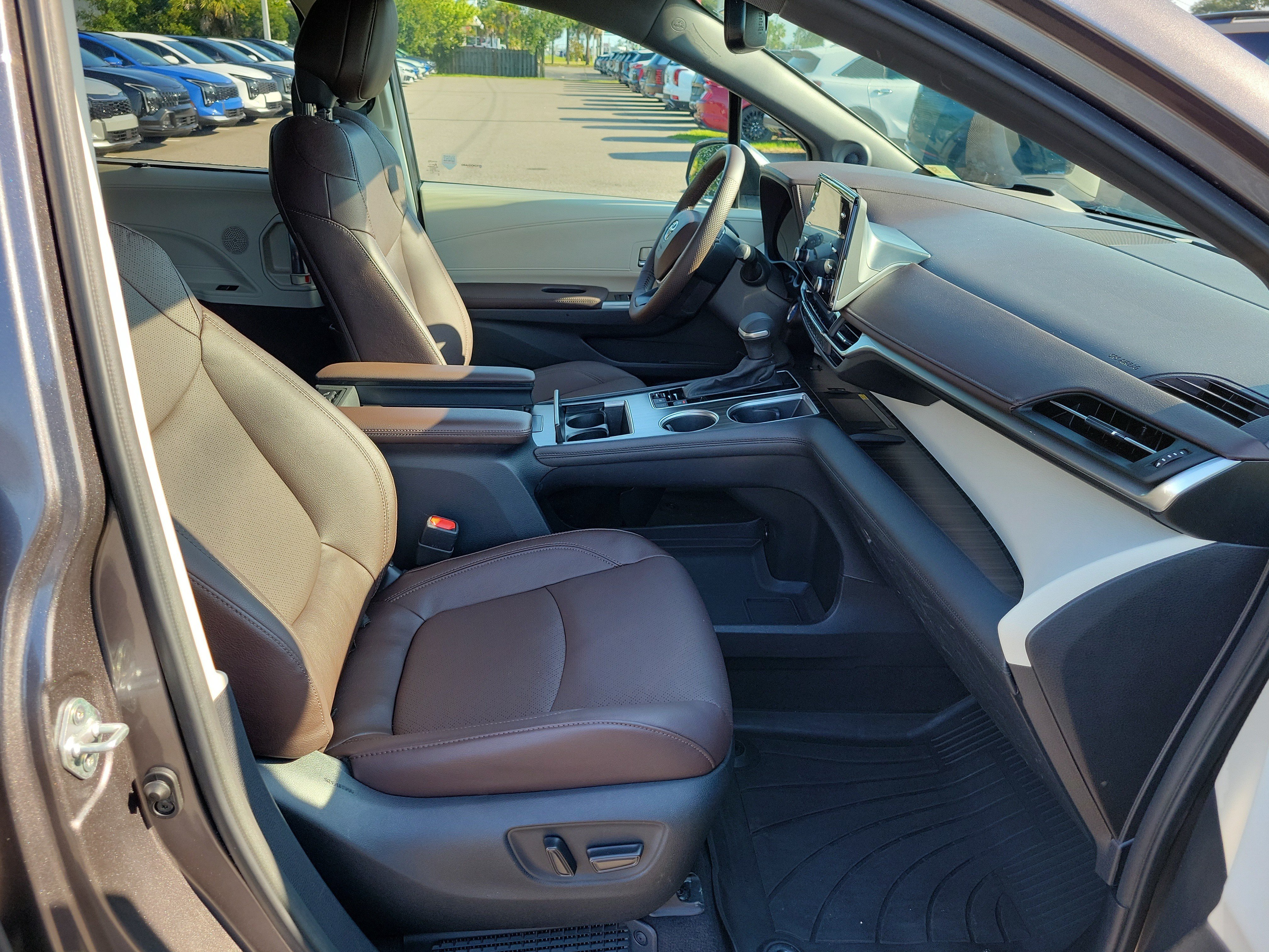 Used 2023 Toyota Sienna Platinum FWD image 7