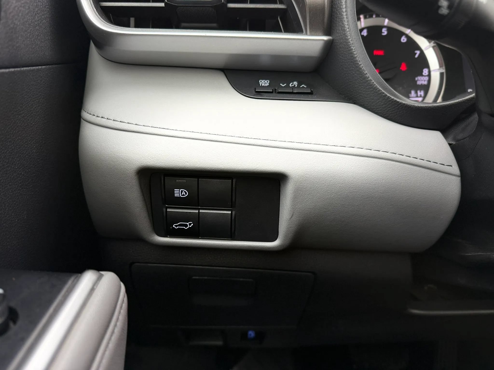 Used 2022 Toyota Highlander LE AWD/4WD image 33