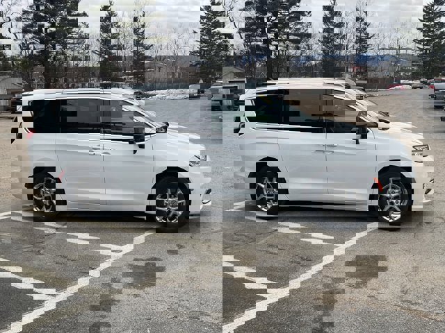 Used 2024 Chrysler Pacifica Touring-L image 6