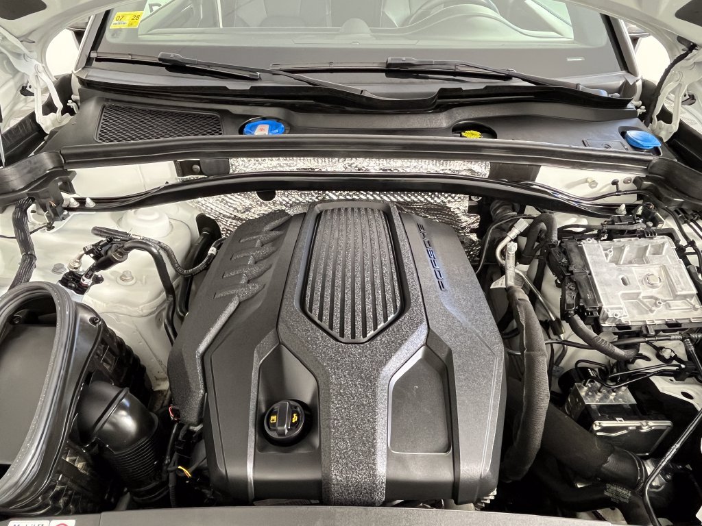 Used 2024 Porsche Macan AWD/4WD image 15