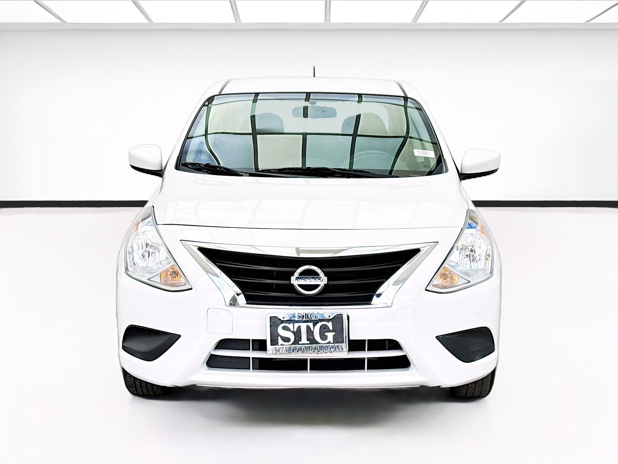 Used 2018 Nissan Versa SV FWD image 2