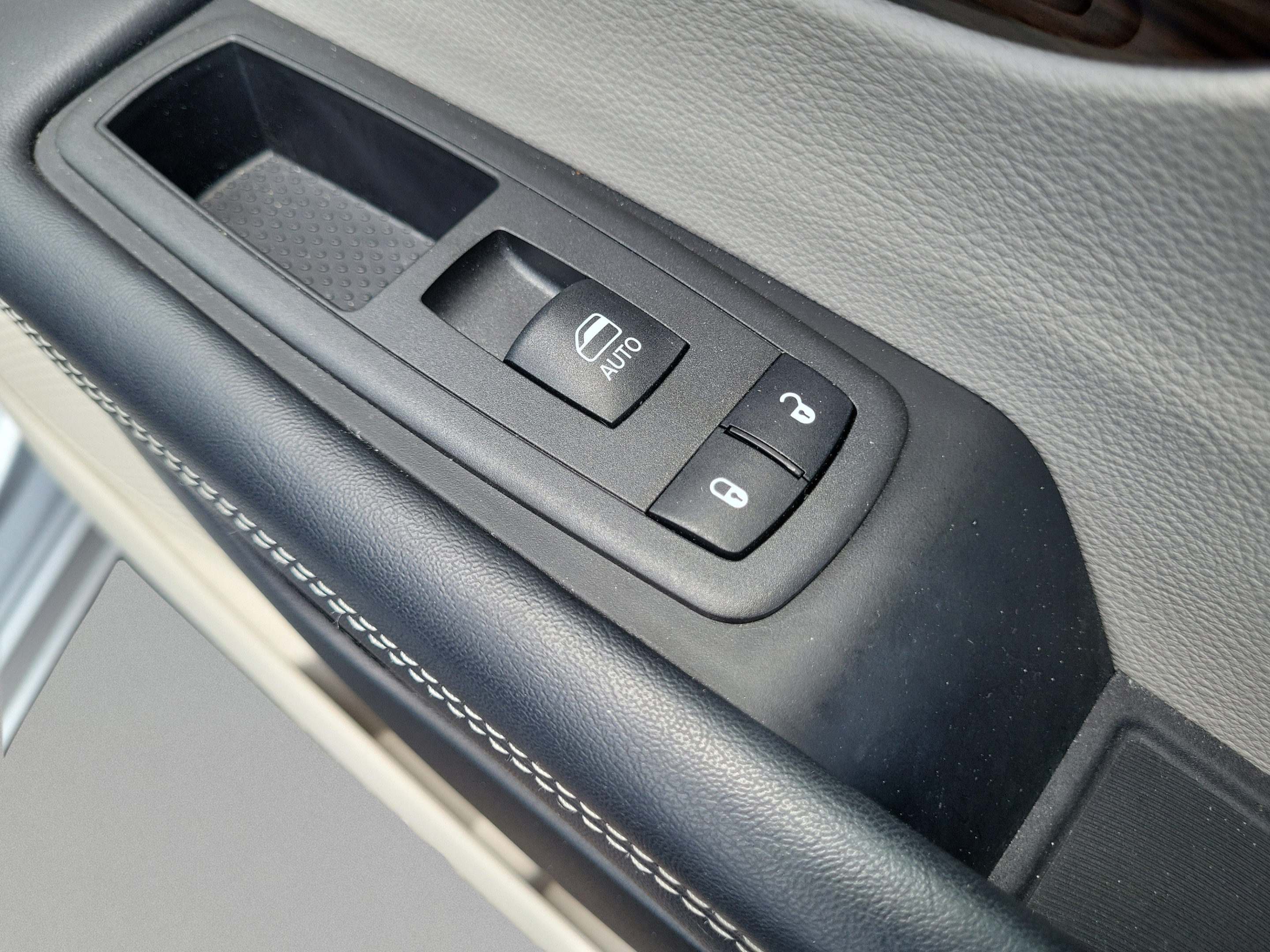 Used 2023 Chrysler Pacifica Limited w/ Uconnect Theater Family Group AWD/4WD image 22
