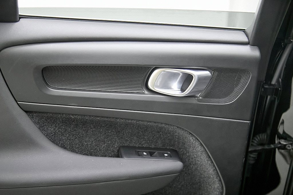 Certified 2023 Volvo XC40 B5 Plus image 20