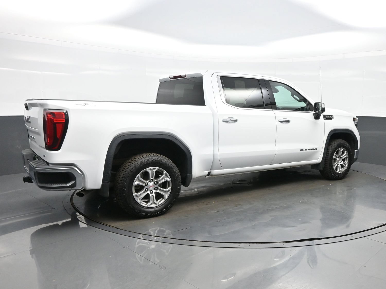 Used 2024 GMC Sierra 1500 SLT AWD/4WD image 8