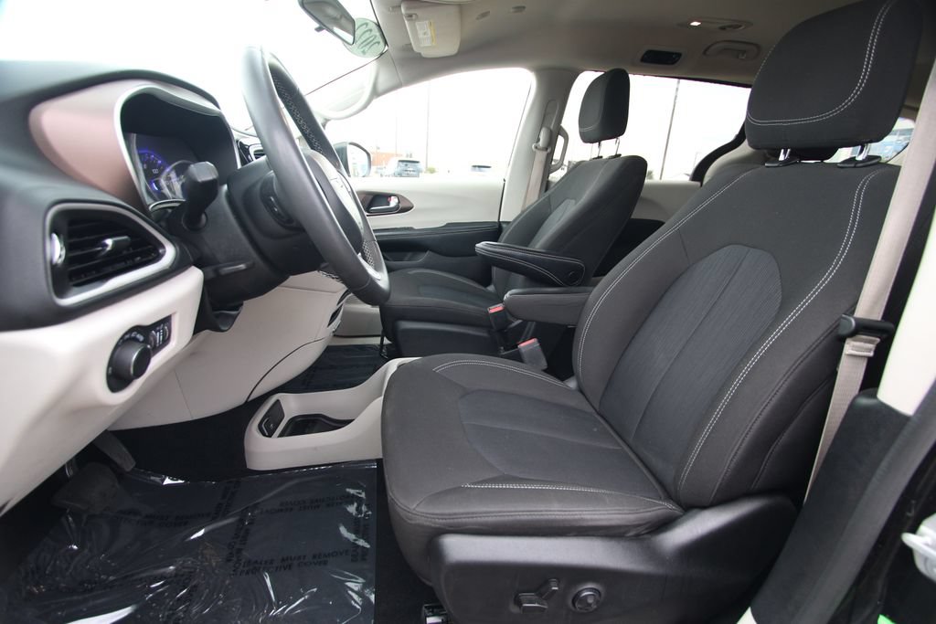 Used 2022 Chrysler Voyager LX FWD image 6