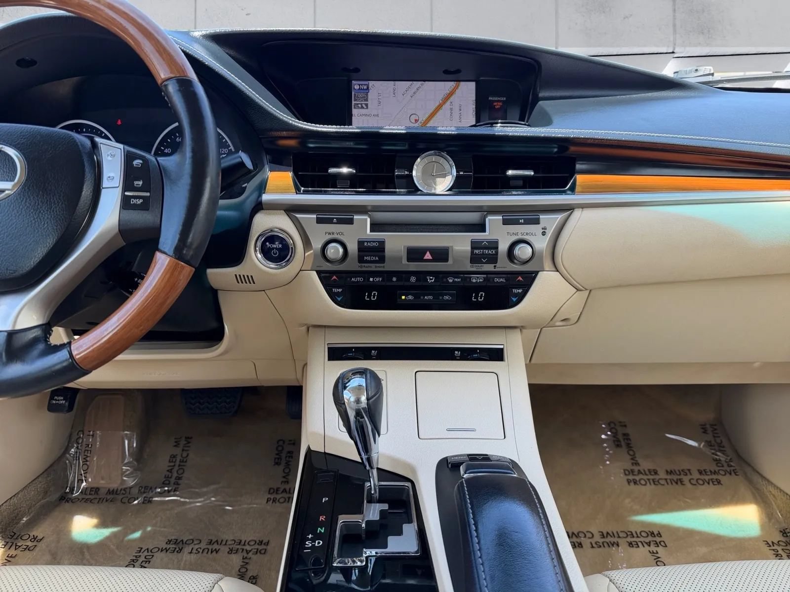 Used 2014 Lexus ES 300h w/ Premium Package w/Bamboo Trim FWD image 13