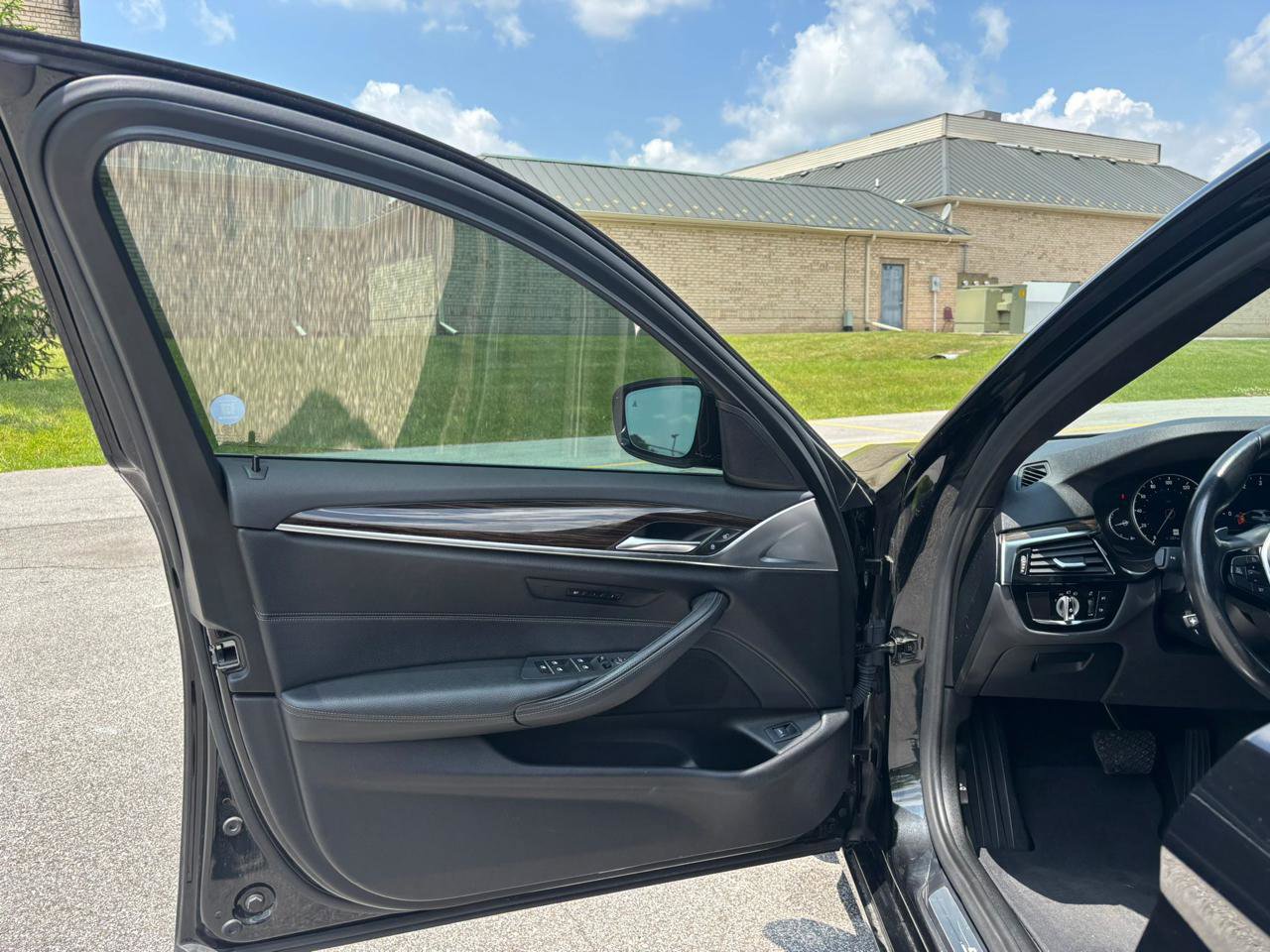 Used 2019 BMW 530i xDrive w/ Convenience Package AWD/4WD image 10