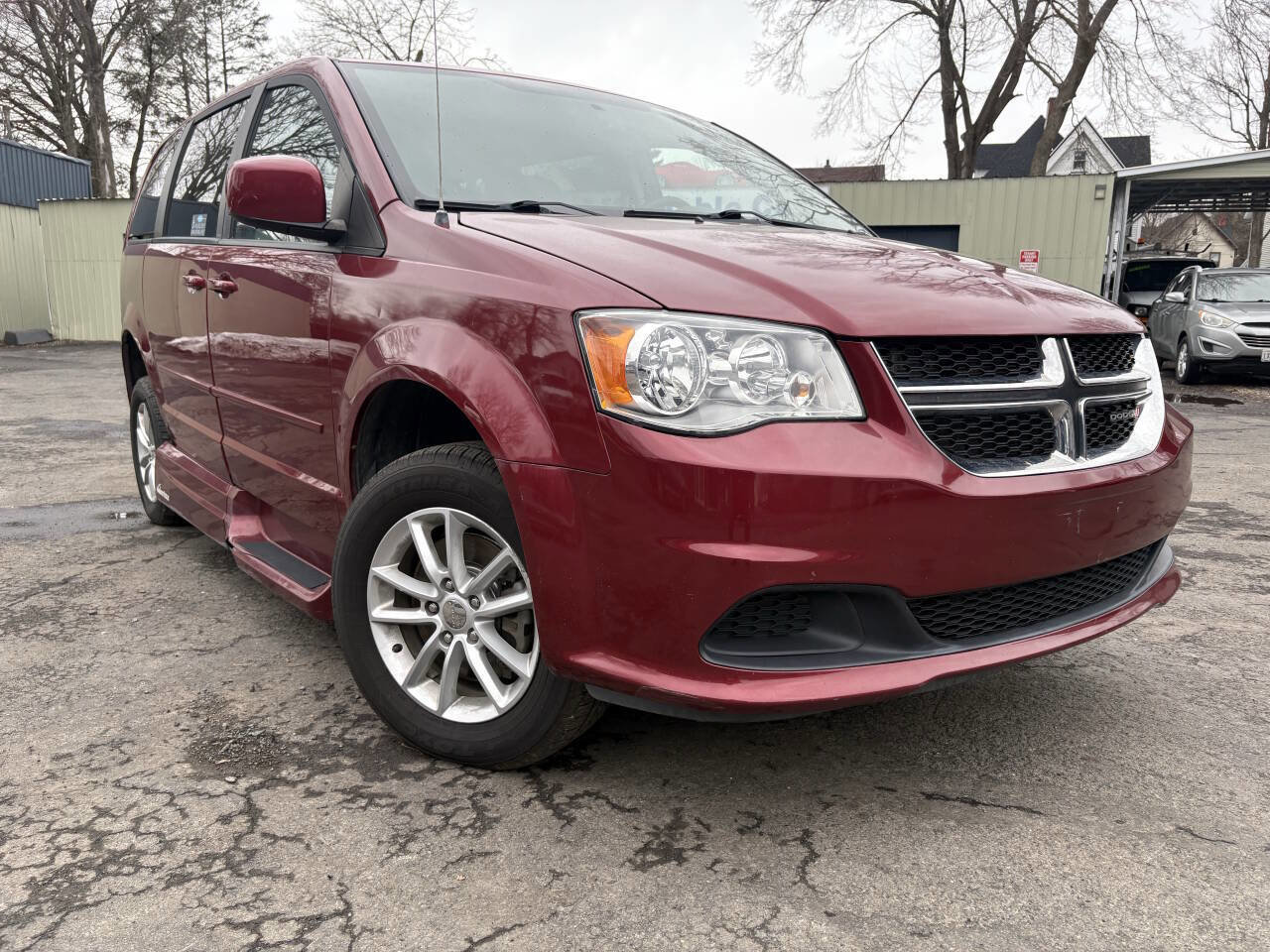 Used 2014 Dodge Grand Caravan SXT w/ UConnect Hands-Free Group image 1