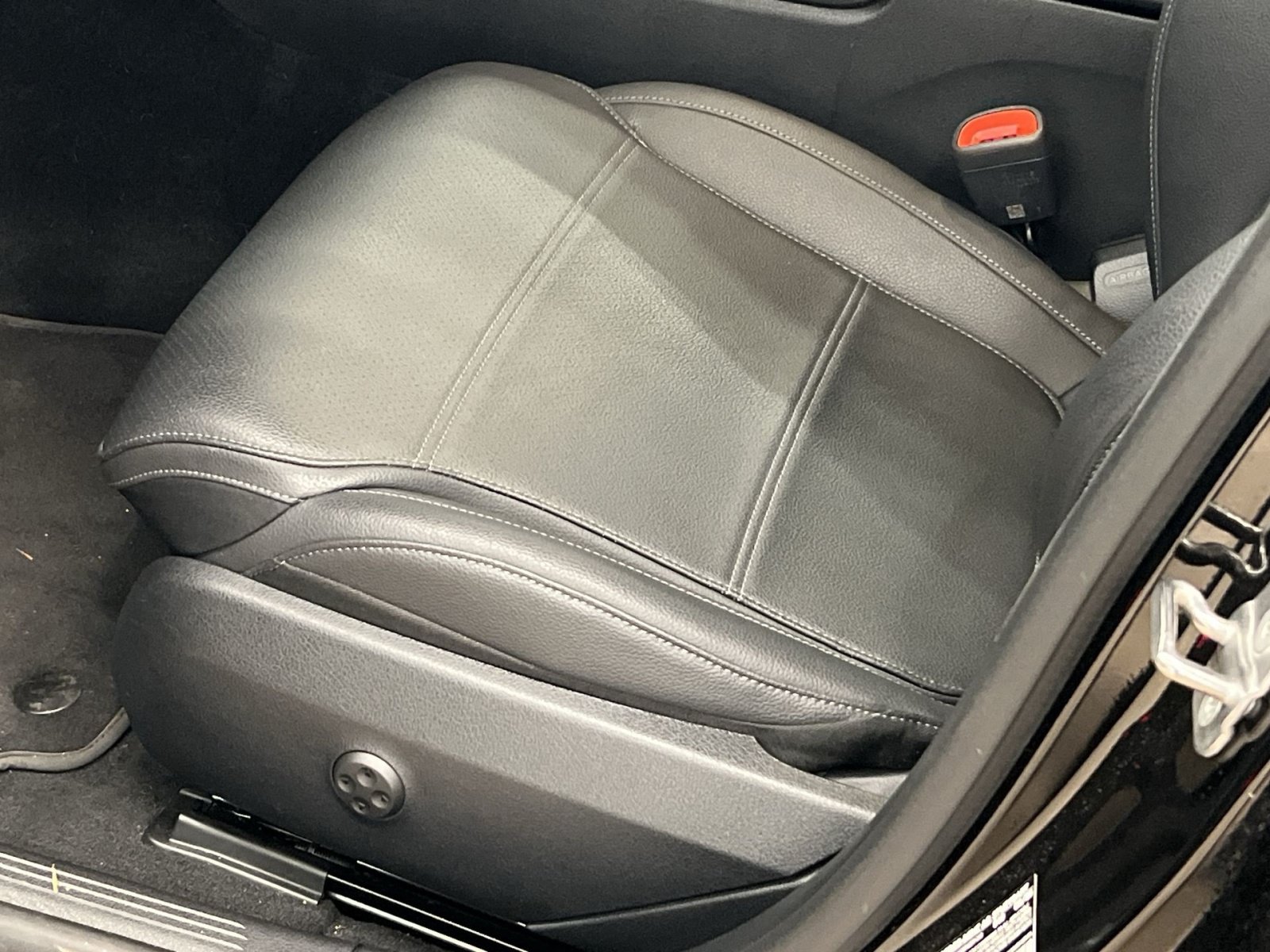 Used 2025 Mercedes-Benz C 300 4MATIC Sedan image 12