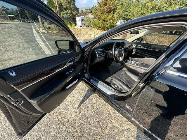 Used 2017 BMW 740i image 10