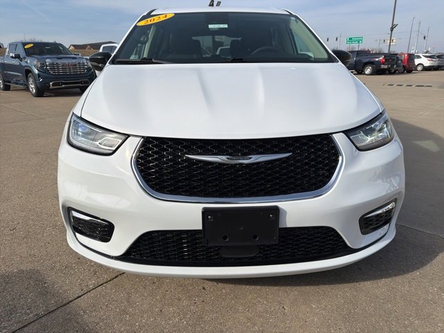 Used 2024 Chrysler Pacifica Touring-L image 13