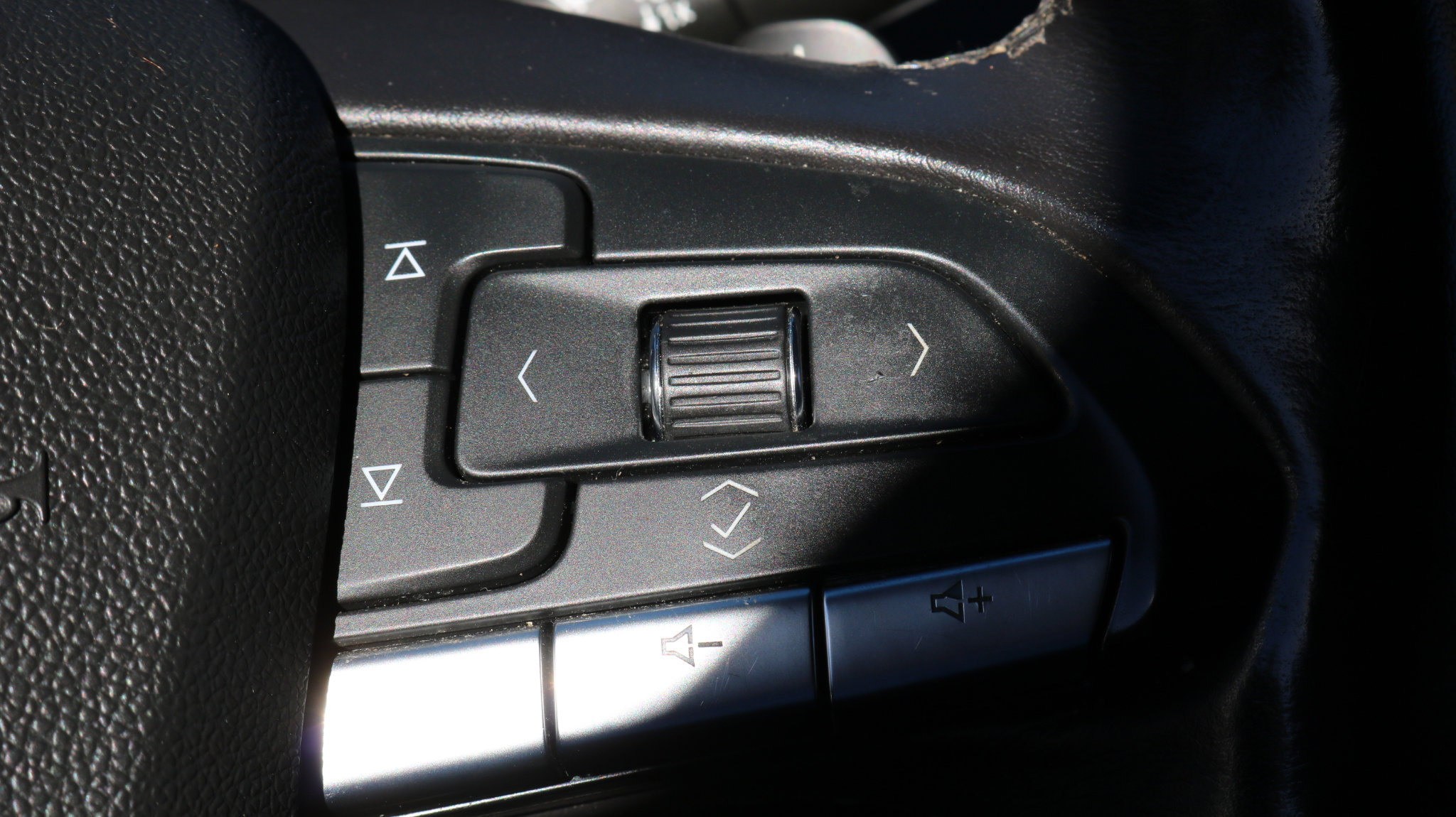 Used 2021 Cadillac XT4 Luxury w/ Cold Weather Package image 27