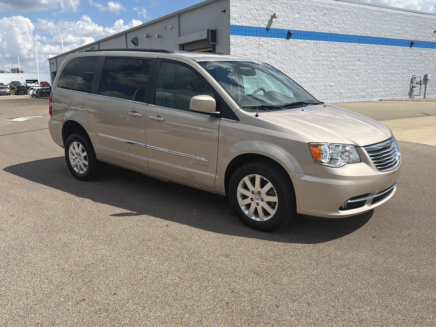 Used 2016 Chrysler Town & Country Touring FWD image 7