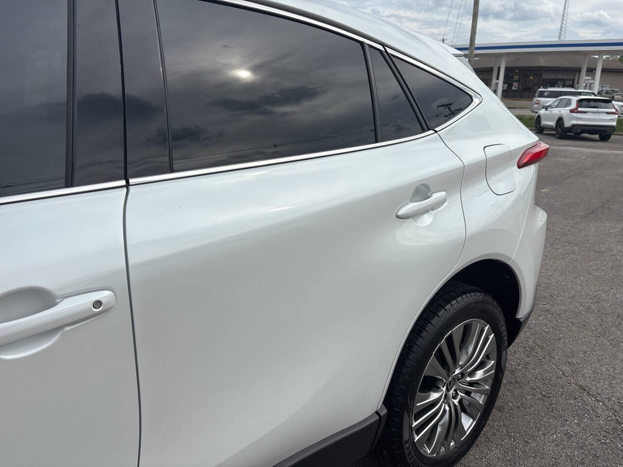 Used 2024 Toyota Venza Limited image 4