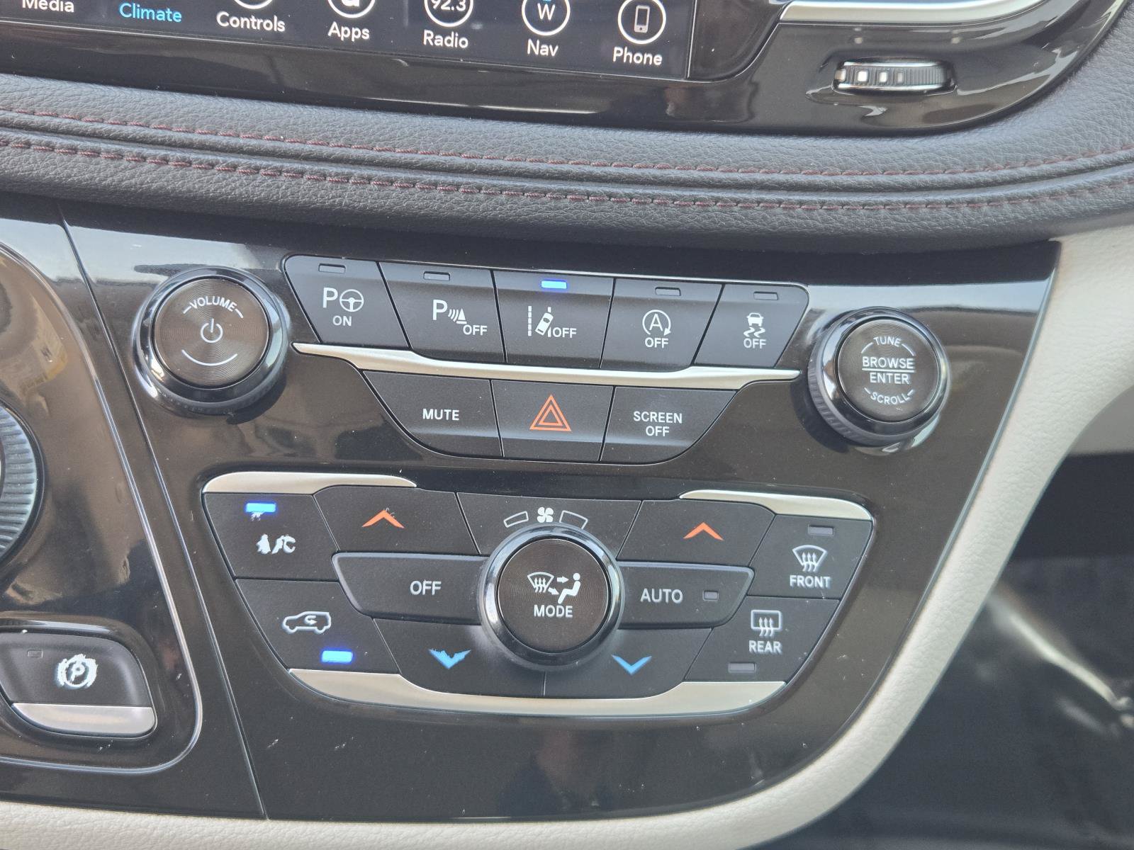 Used 2018 Chrysler Pacifica Limited w/ Tire & Wheel Group FWD image 15