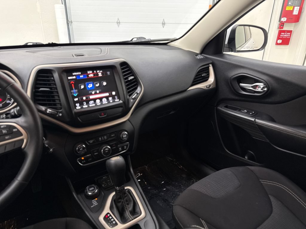 Used 2015 Jeep Cherokee Latitude w/ Cold Weather Group AWD/4WD image 15