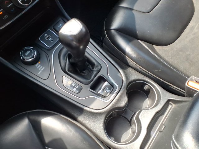 Used 2019 Jeep Cherokee Latitude Plus w/ Comfort/Convenience Group AWD/4WD image 29
