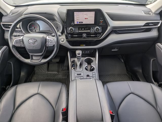 Used 2023 Toyota Highlander XLE AWD/4WD image 16