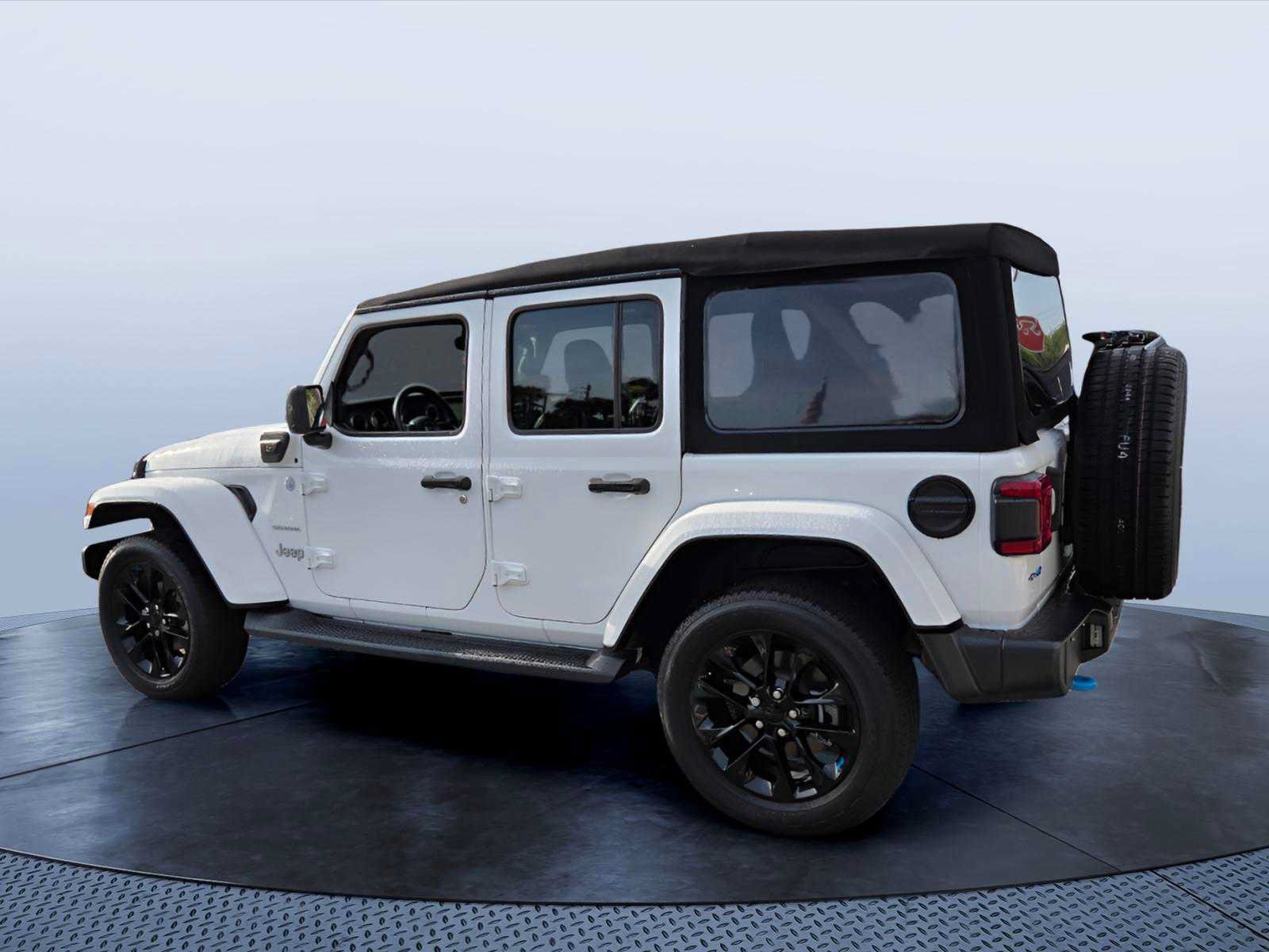 Used 2023 Jeep Wrangler Unlimited Sahara w/ Cold Weather Group AWD/4WD image 4