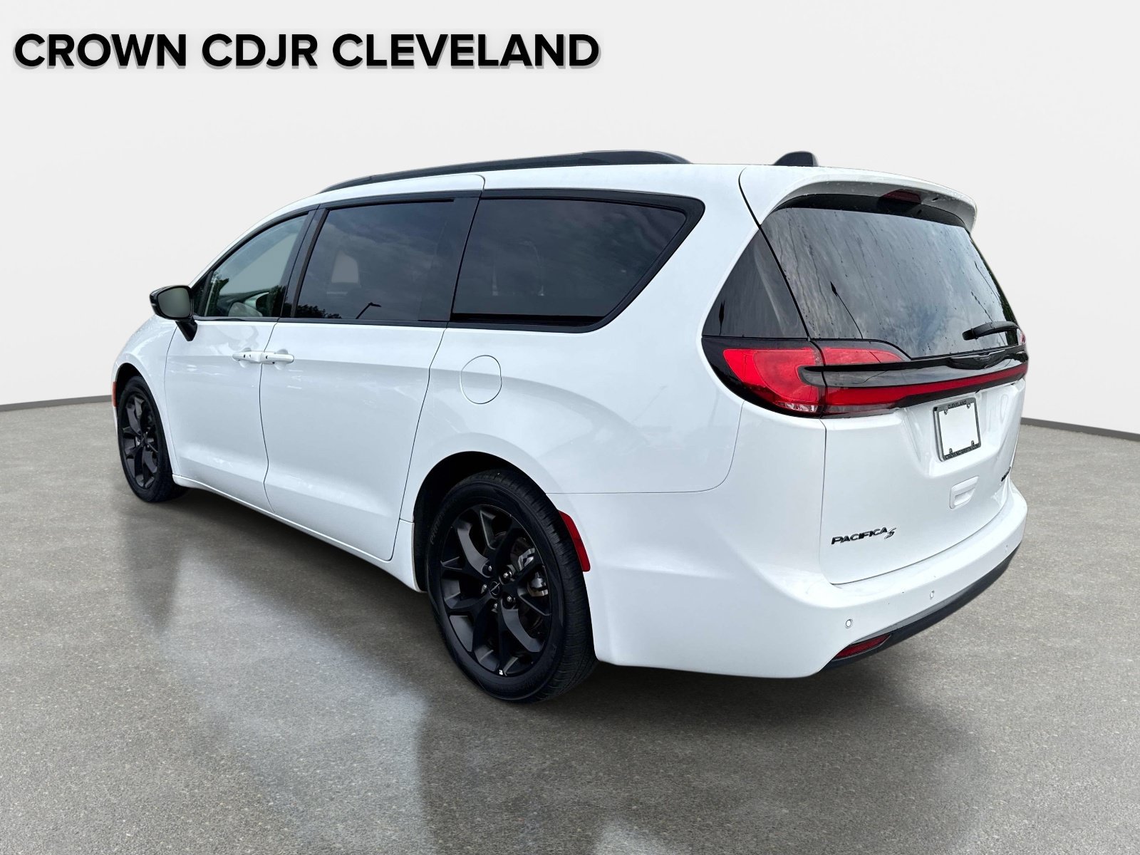 Used 2025 Chrysler Pacifica Limited FWD image 7