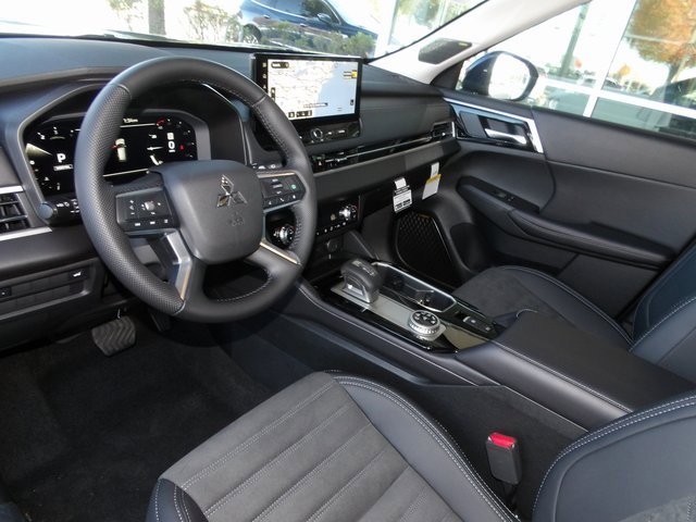 New 2025 Mitsubishi Outlander SE image 13